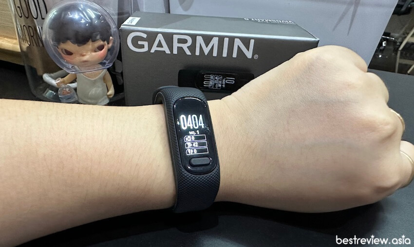 ในภาพเป็นสายรัดข้อมือจาก Garmin รุ่น Vivosmart 4 ที่ผู้เขียนได้ทดลองใช้งานจริง ๆ ค่อนข้างมีความแม่นยำ แรุ่นนี้มีราคาสูงกว่า 5,000 บาท