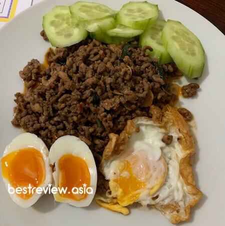 เมนูคีโต: เนื้อสับผัดใบโหระพา + ไข่ดาว ไข่ต้ม