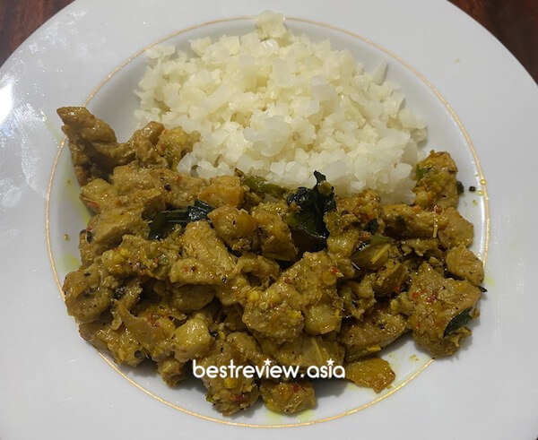 หมูผัดเครื่องแกงใต้ กับข้าวดอกกะหล่ำ