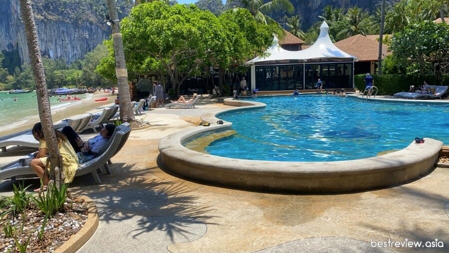 โรงแรมที่พักบนหาดไร่เลย์ 
