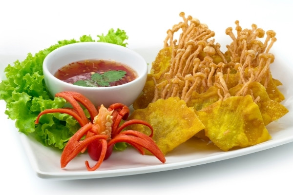 เกี๊ยวห่อเห็ดเข็มทอง ใช้เกี๊ยวแบบทอด