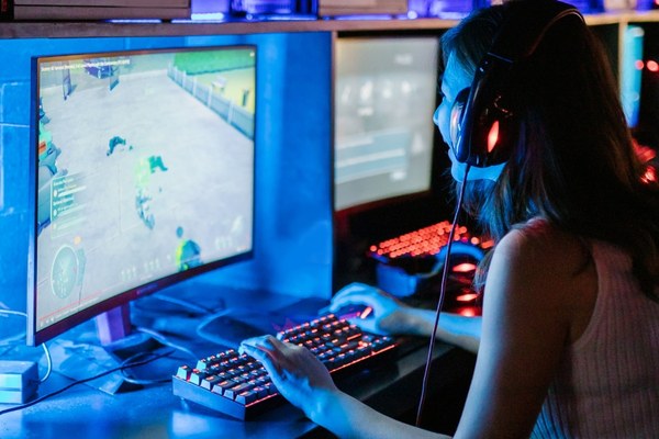 เล่นเกมคอมพิวเตอร์ ผู้หญิงเล่นเกม เกมมิ่ง 