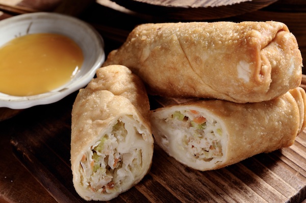 ปอเปี๊ยะทอดเครื่องแน่น น้ำจิ้มกลมกล่อม อร่อยครบในคำเดียว