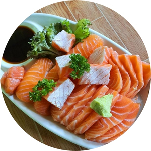 Taka Sashimi แซลมอนแล่ครึ่งตัว พร้อมเครื่องเคียง