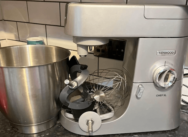 เครื่องผสมอาหารแบบตั้งโต๊ะ Kenwood Chef XL มาพร้อมกับหัวตีอลูมิเนียม 4 หัว ตัวเครื่องทำจากเหล็กอย่างดี