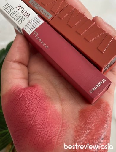 การเทียบกับ Superstay Matte Ink ลิปสติกทั้งสองมีกลิ่นหอมคล้ายกันค่ะ โดยแตกต่างกันที่เนื้อสัมผัส เนื้อสัมผัสของ Superstay Vinyl Ink