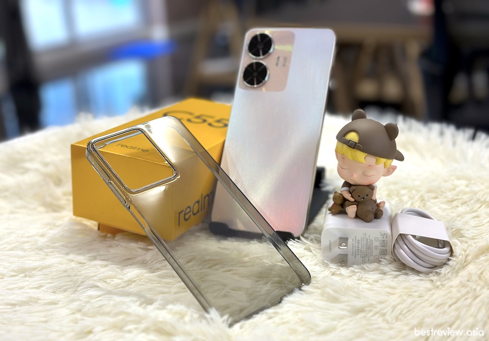 อุปกรณ์ภายในกล่อง ประกอบไปด้วย มือถือ realme c55, เคสใส, สายชาร์จ, อะแดปเตอร์, เข็มจิ้มซิม และคู่มือ