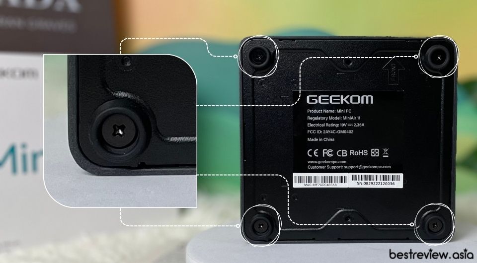 ดีไซน์ฝาปิดด้านล่าง พร้อมยางรองทั้ง 4 มุม ของ Geekom Mini Air 11