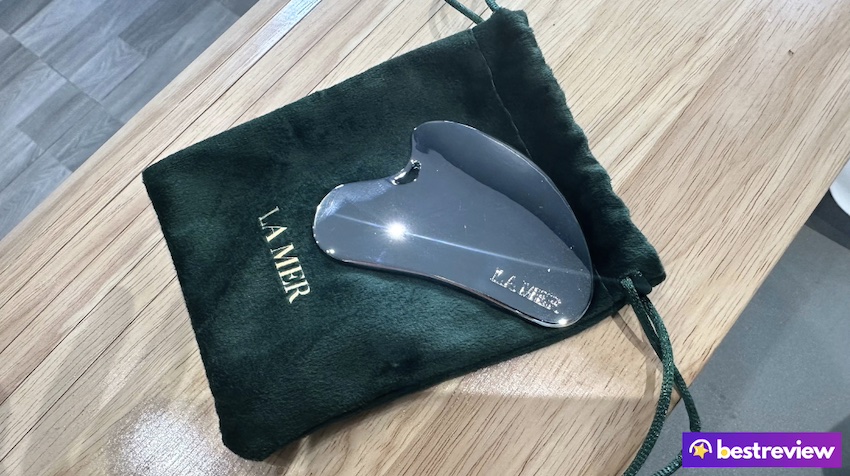 กัวซา La Mer ขนาดและความหนากำลังดี หยิบจับใช้งานถนัดมือ ส่วนโค้งว้าวรับกับรูปหน้า ผลิตจากสเตนเลสคุณภาพ ลื่นผิว เย็นสบาย