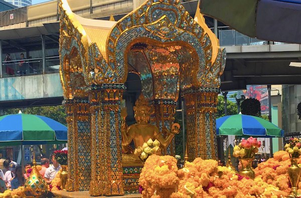 พิกัด ขอแฟนให้ได้ก่อนวาเลนไทน์ : ศาลท้าวมหาพรหมเอราวัณ สี่แยกราชประสงค์