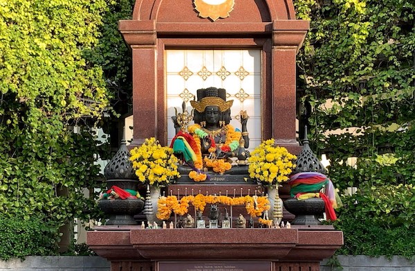 พิกัด ขอแฟนให้ได้ก่อนวาเลนไทน์ : พระตรีมูรติ หน้าตึกเอ็มไพร์ทาวเวอร์